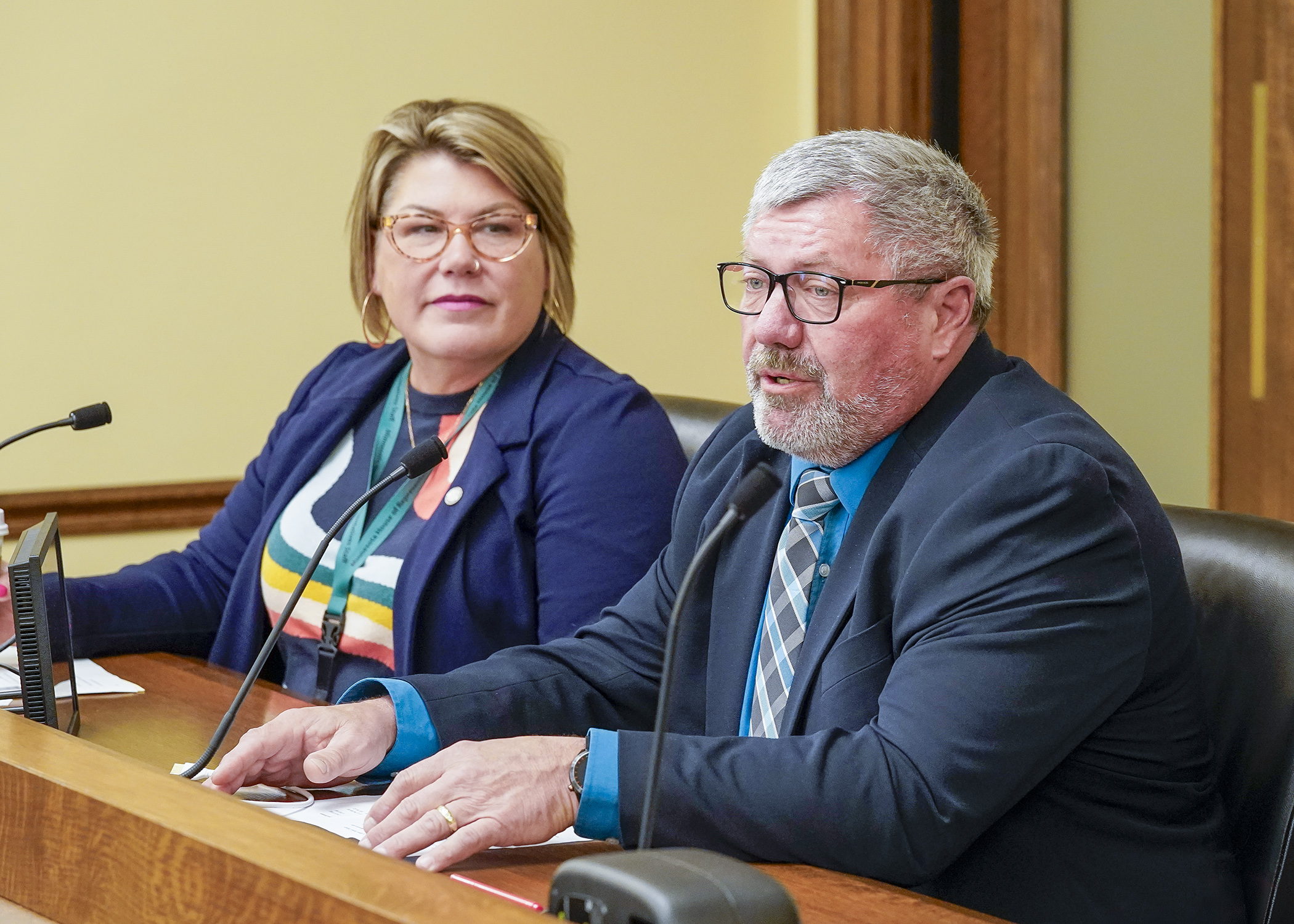 Dave Meyer, general manager at Glencoe Light and Power, testifies before the House Energy Finance and Policy Committee March 5 in support of a bill sponsored by Rep. Dawn Gillman, left. (Photo by Andrew VonBank)
